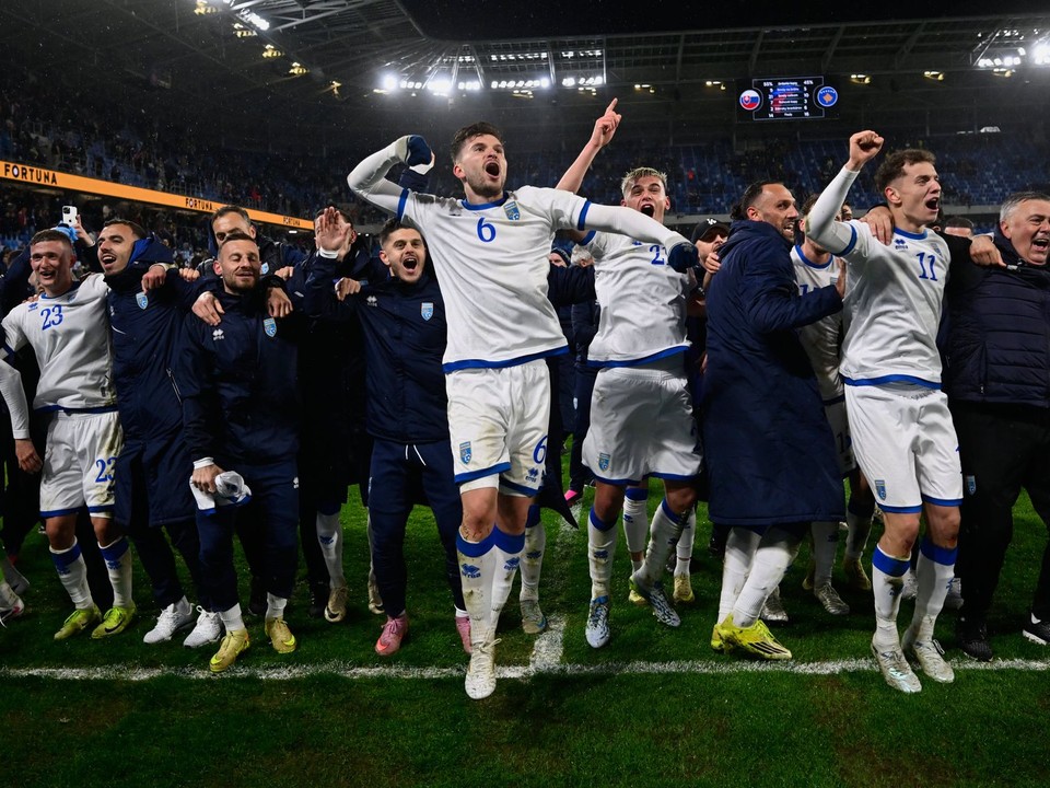 Futbalisti Kosova oslavujú výhru nad Slovenskom.