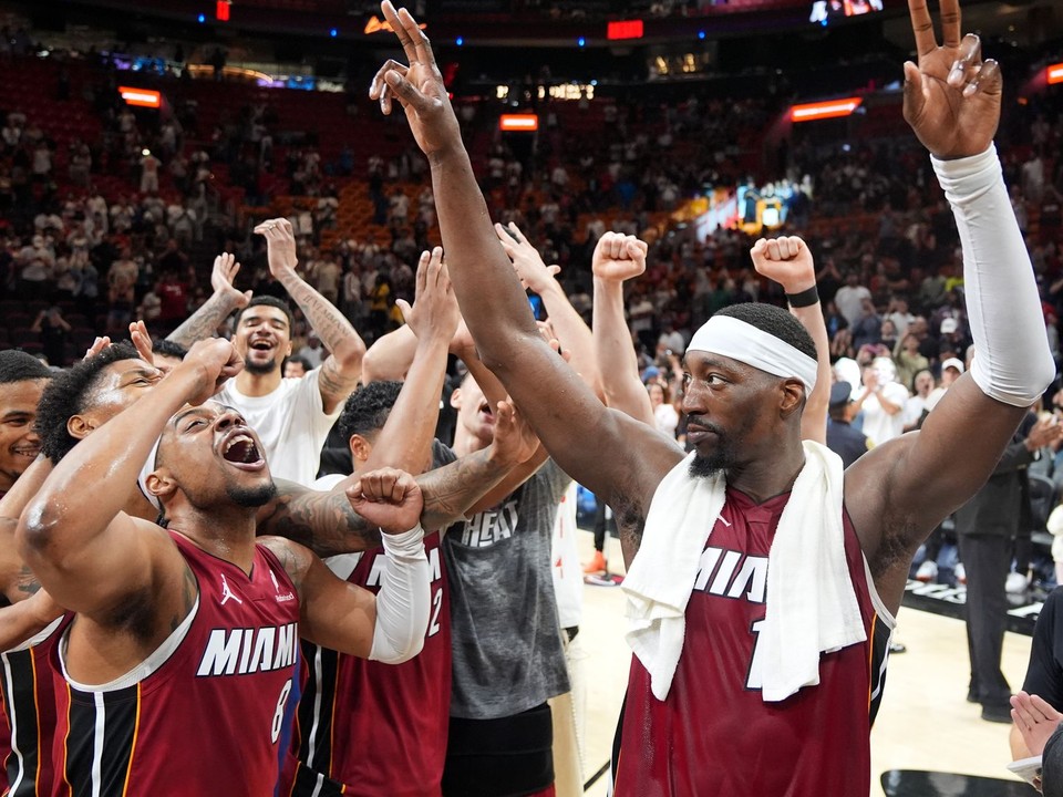 Bam Adebayo oslavuje so svojimi spoluhráčmi