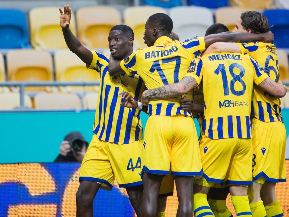 Hráči FC DAC 1904 Dunajská Streda oslavujú gól.