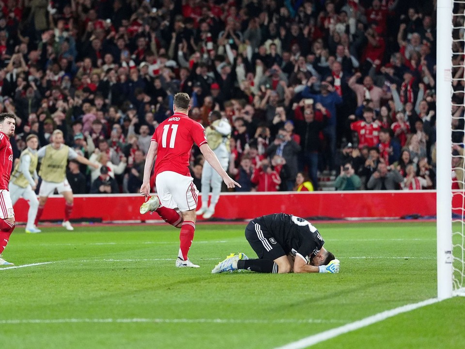 Nottingham Forest strieľa gól. 