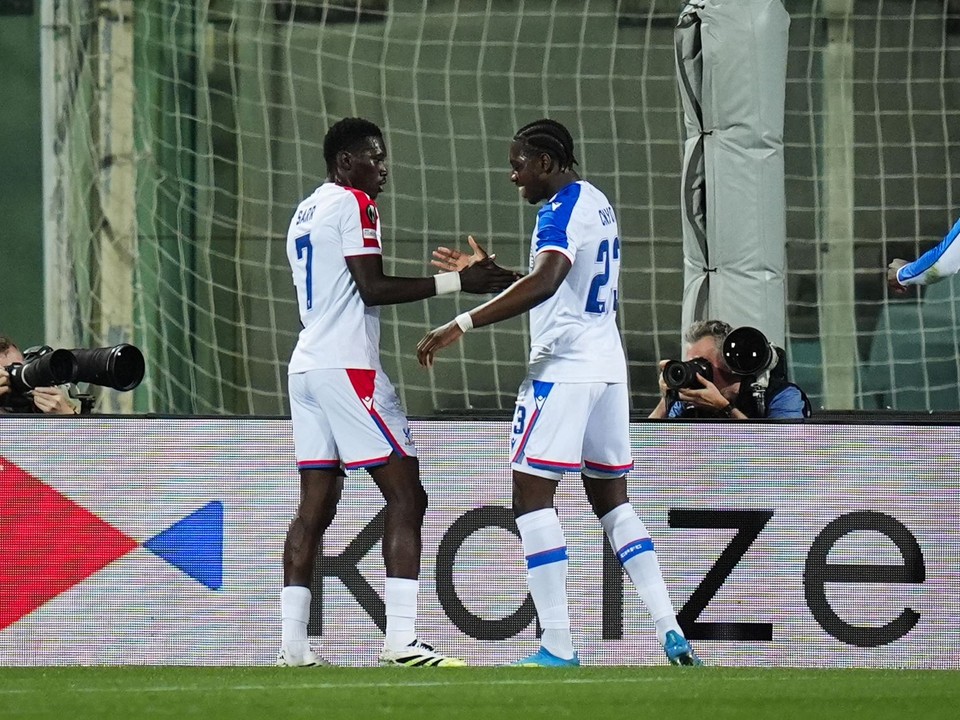 Hráč Crystal Palace Ismaila Sarr(vľavo) oslavuje po tom, ako skóroval počas zápasu štvrfinále.