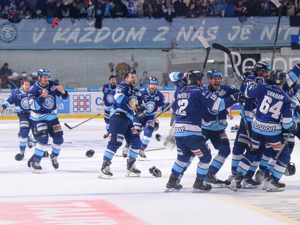 Hokejisti HK Nitra oslavujú víťazstvo v siedmom zápase finále proti HC Slovan Bratislava a zisk majstrovského titulu.