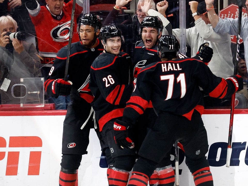 Carolina Hurricanes oslavuje gól. 