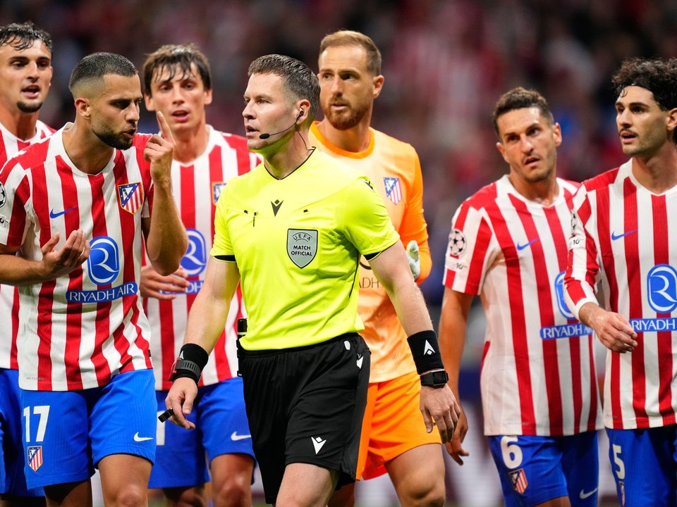 Dávid Hancko (vľavo) s hráčmi Atlética