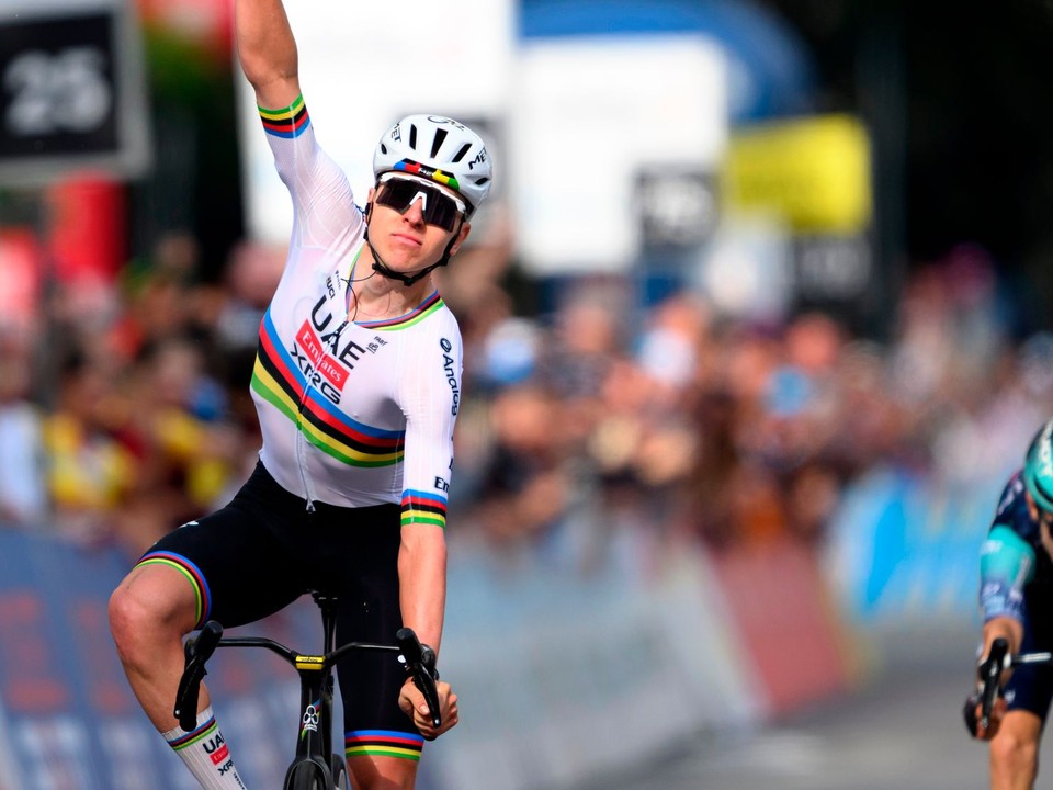 Tadej Pogačar sa teší z víťazstva v 1. etape pretekov Okolo Romandie 2026. 