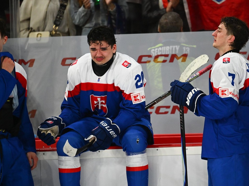 Smútok hráčov Slovenska po prehre vo finálovom zápase medzi Slovenskom a Švédskom na MS U18 2026.