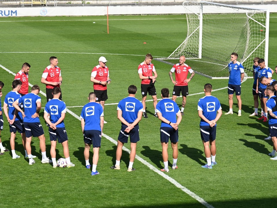 Hráči a tréneri slovenskej futbalovej reprezentáci