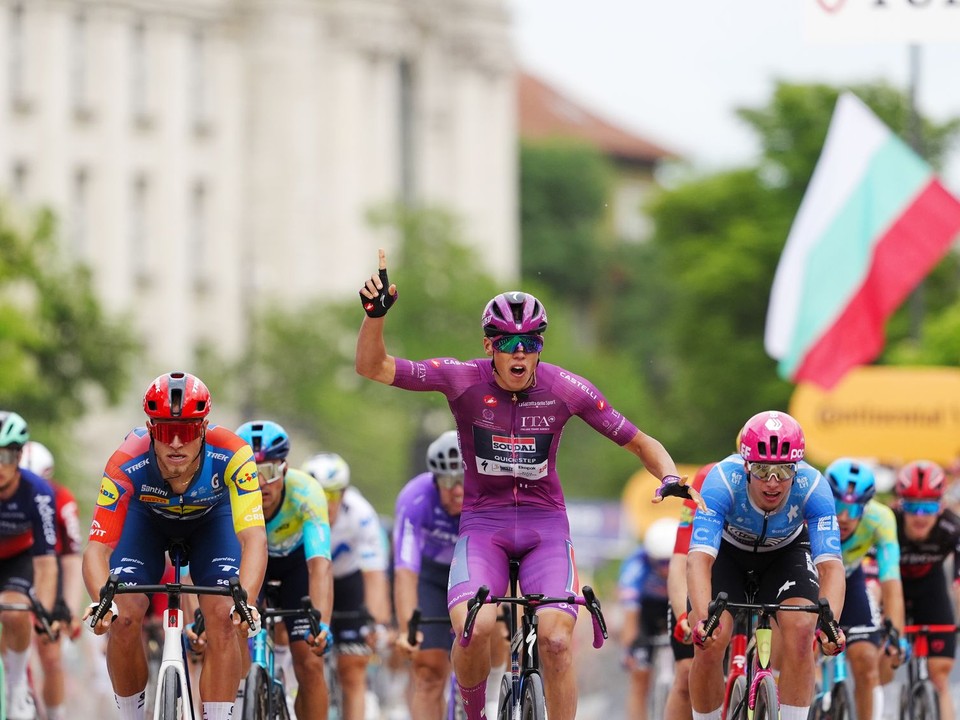 Na snímke francúzsky cyklista Paul Magnier z tímu UCI WorldTeam Soudal–Quick-Step sa raduje po výhre 3. etapy Giro d´Italia.