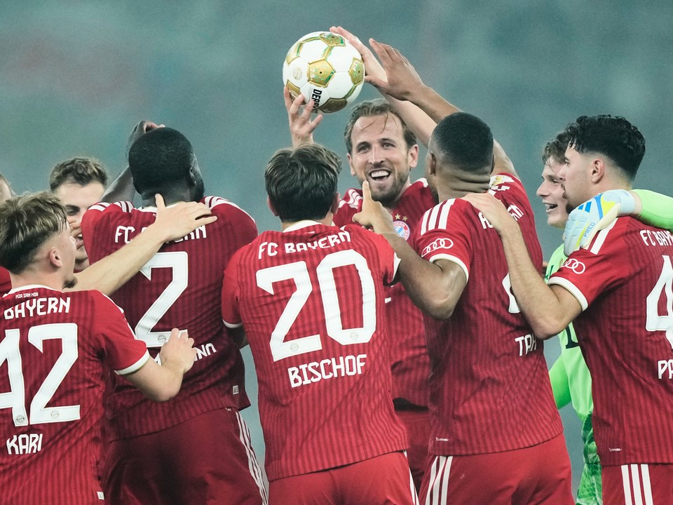 Hráči Bayernu Mníchov oslavujú víťazstvo vo finále Nemeckého pohára po zápase medzi VfB Stuttgart a Bayernom Mníchov.