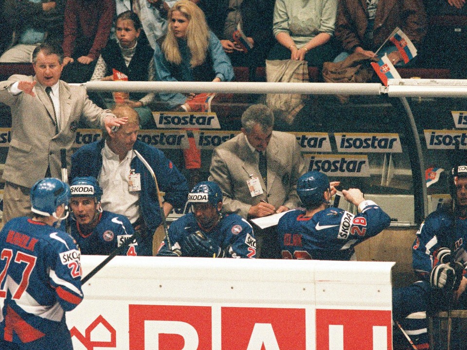 Tréner Július Šupler na slovenskej striedačke počas zápasu Slovensko - Rakúsko na MS 1996 v hojei vo Viedni. 