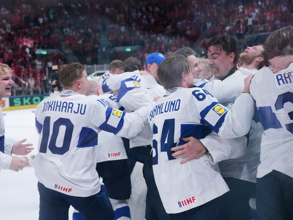 Fínsko oslavuje zisk zlatej medaily na MS v hokeji 2026. 