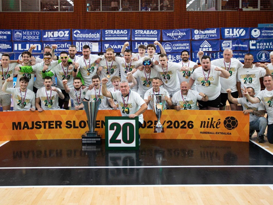 Hádzanári Tatrana Prešov pózujú s majstrovskou trofejou.