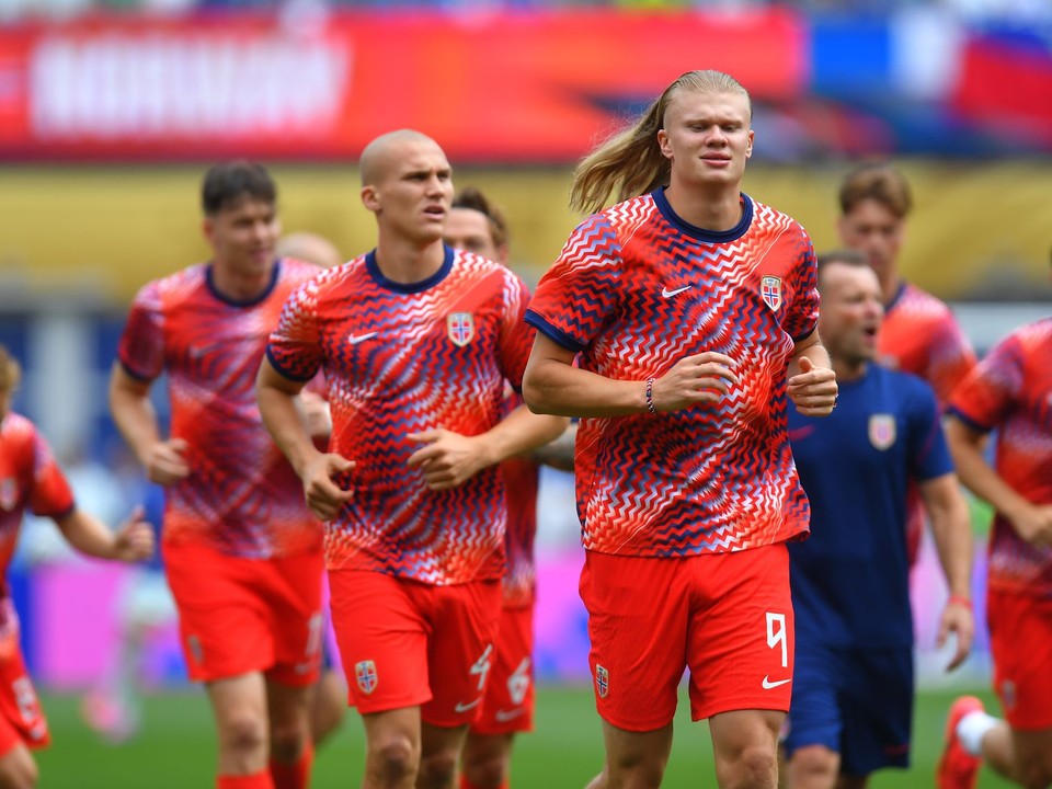 Rozcvička Nórov na MS vo futbale.