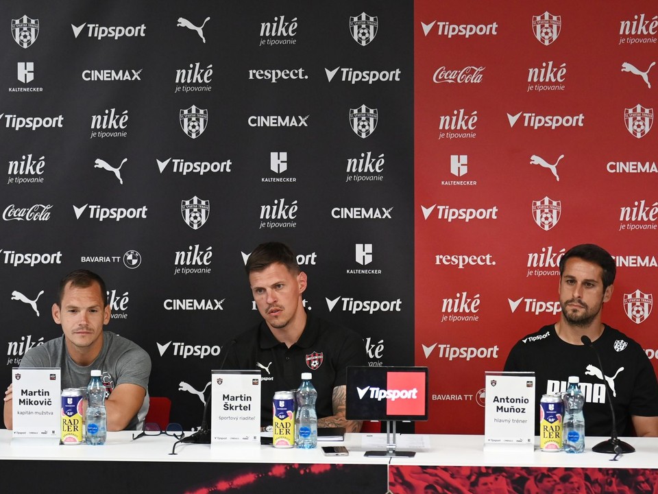 Kapitán FC Spartak Trnava Martin Mikovič, športový riaditeľ Martin Škrtel a tréner Antonio Muňoz.