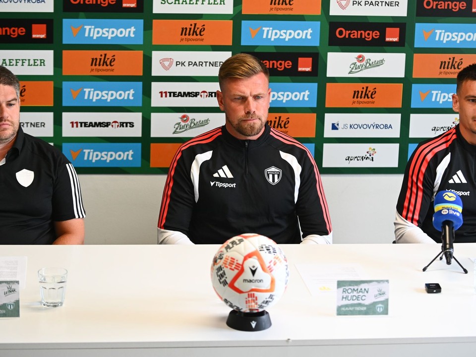 Na snímke zľava generálny manažér MFK Skalica Lukáš Varga, hlavný tréner MFK Skalica Roman Hudec a kapitán mužstva MFK Skalica Oliver Podhorin.