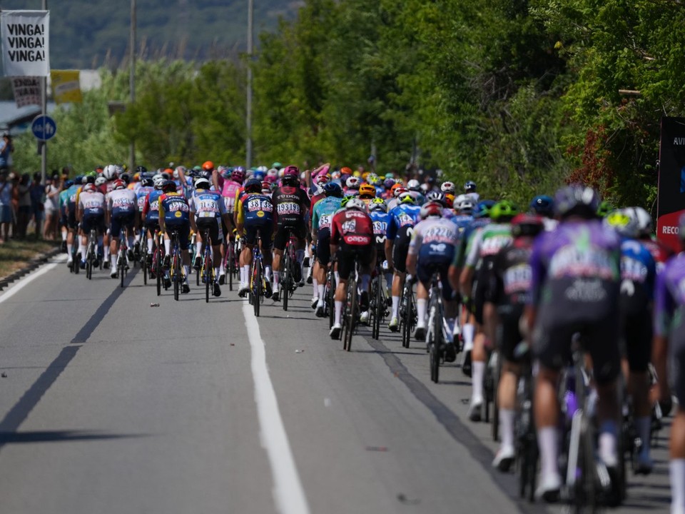 Cyklisti počas Tour de France 2026.
