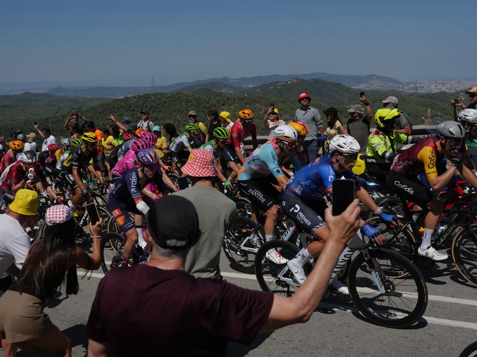 Cyklisti počas Tour de France 2026. 
