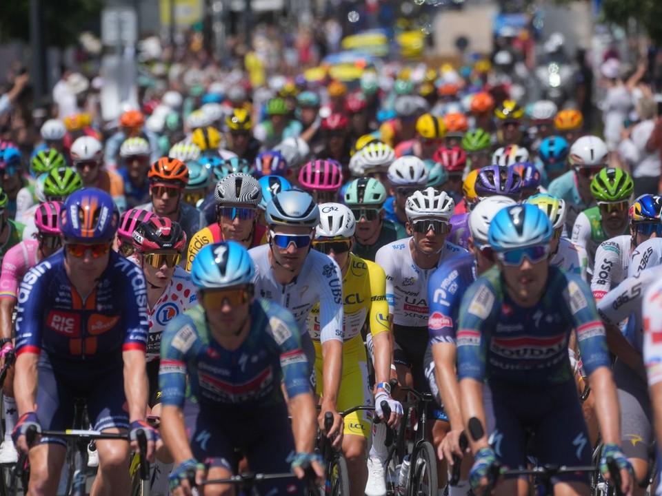 Pelotón počas 8. etapy na Tour de Frnace 2026.