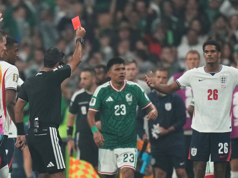 Rozhodca Alireza Faghani ukazuje červenú kartu hráčovi Anglicka Jarellovi Quansahovi (26) v osemfinálovom dueli Mexiko - Anglicko.