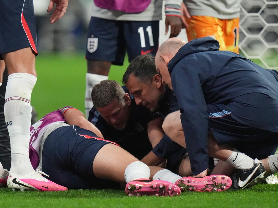 Anglický futbalista Jordan Henderson (14) leží zranený na zemi, ktoré utrpel počas osláv s fanúšikmi po víťazstve v osemfinálovom dueli Mexiko - Anglicko na majstrovstvách sveta.