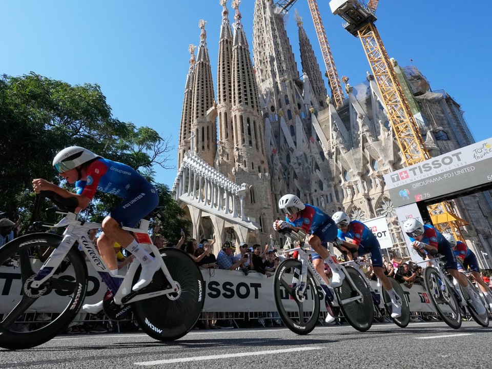 Tím Groupama FDJ United počas prvej etapy cyklistických pretekov Tour de France.