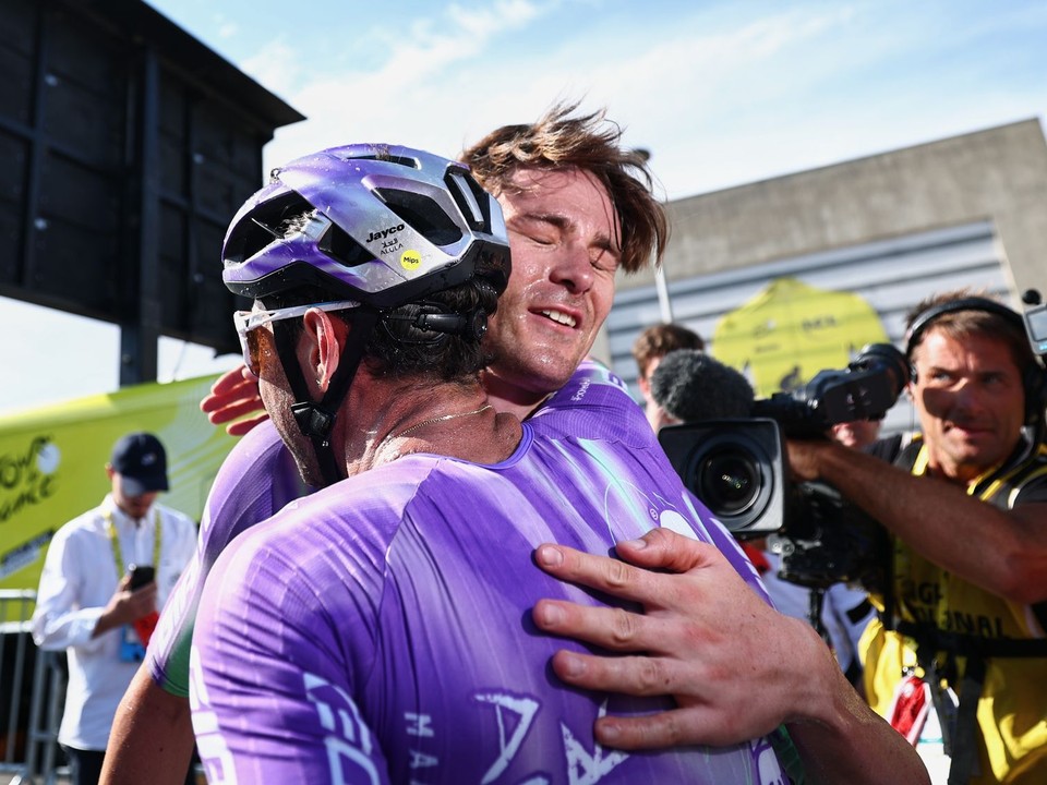 Mauro Schmid v objatí s Michaelom Matthewsom po triumfe v 13. etape Tour de France 2026.
