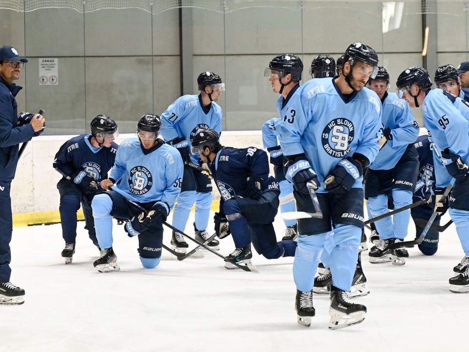 Na snímke tréner hokejového tímu HC Slovan Bratislava Brad Tapper (vľavo) dáva pokyny hráčom počas štartu prípravy na novú sezónu.