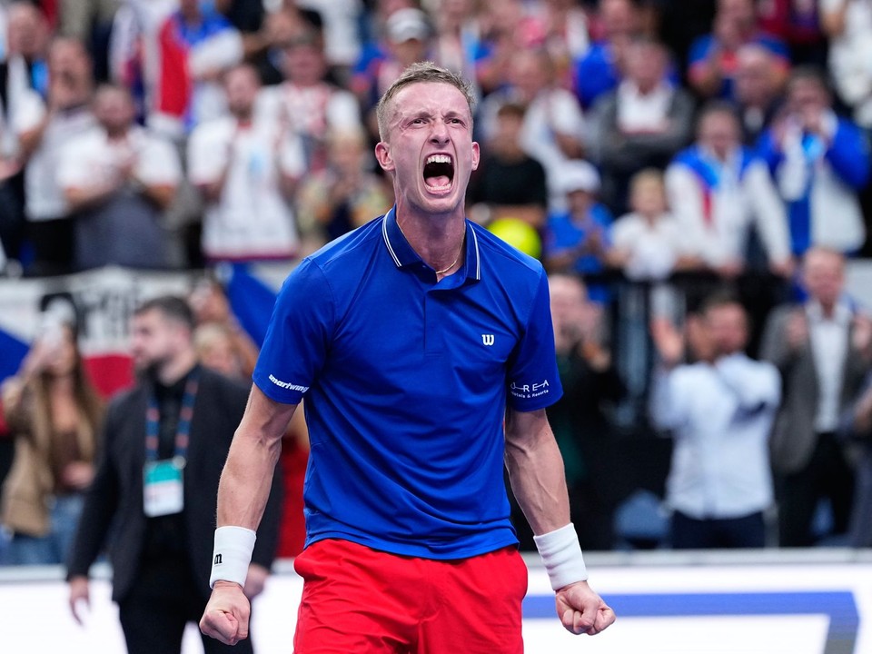 Jiří Lehečka oslavuje víťazstvo nad Learnerom Tienom v zápase Davis Cupu Česko - USA (3:2) v Prahe.