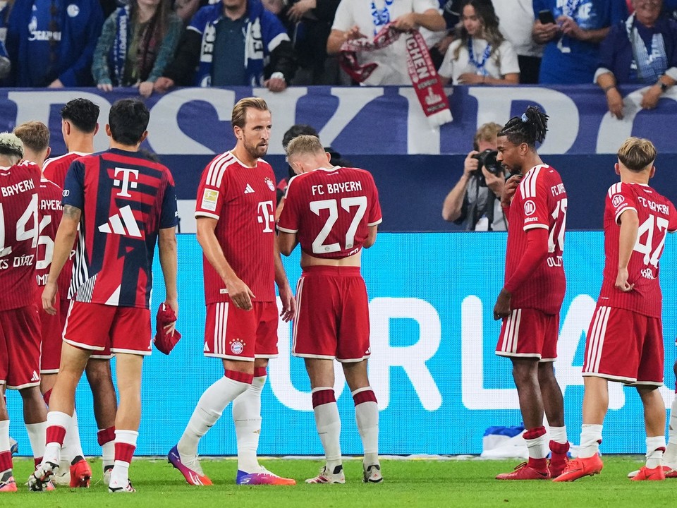 Harry Kane (v strede) so spoluhráčmi Bayernu.