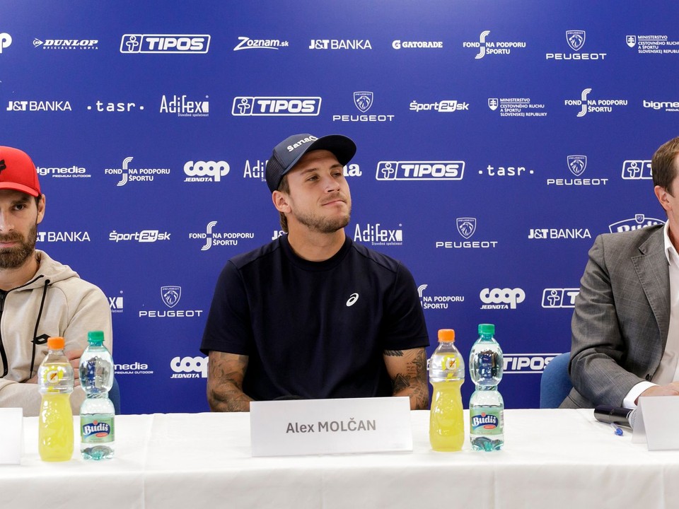 Na snímke slovenskí tenisti Norbert Gombos (vľavo), Alex Molčan (uprostred), generálny sekretár Slovenského tenisového zväzu a riaditeľ turnaja Peter Dedík.