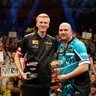 Víťaz Wessel Nijman (vľavo) a Rob Cross po finále Niké Slovak Darts Open 2026. 