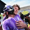 Mauro Schmid v objatí s Michaelom Matthewsom po triumfe v 13. etape Tour de France 2026.