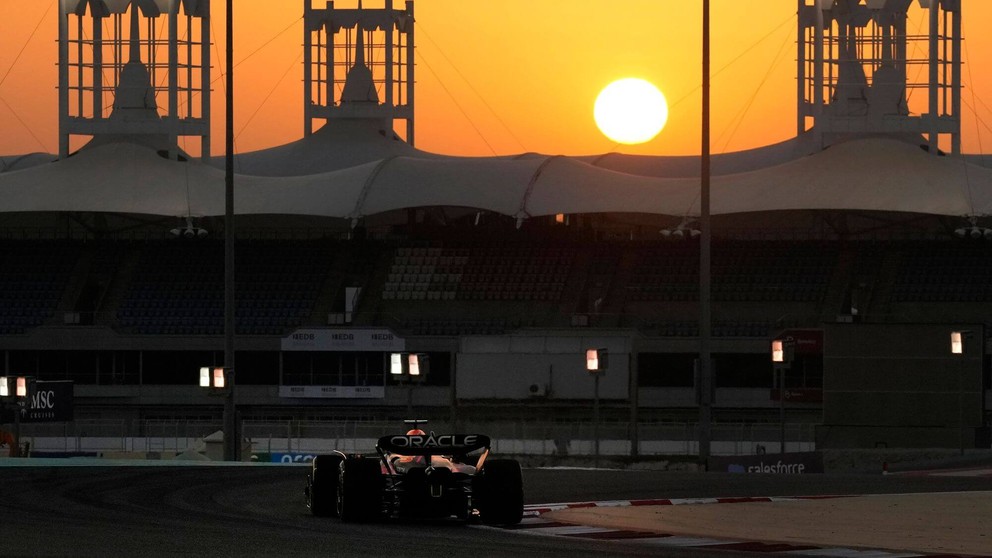 Monopost Maxa Verstappena počas testovania v Bahrajne.