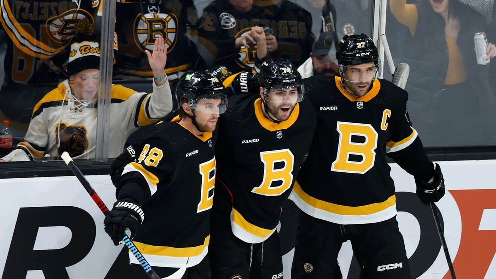 Hokejisti Bostonu Bruins sa tešia po strelenom góle.