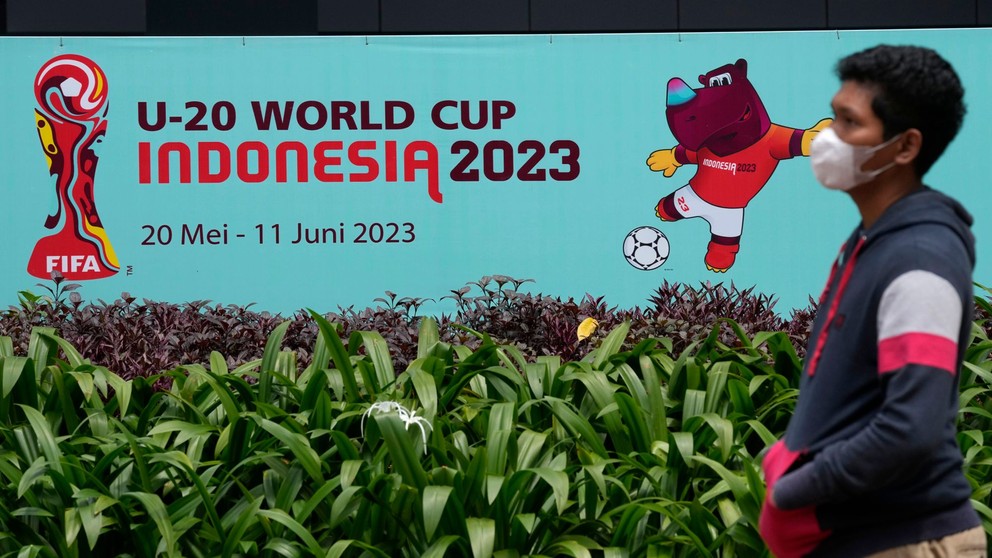 Muž kráča okolo reklamného pútača majstrovstiev sveta futbalistov do 20 rokov, ktorý sa nachádza pred Indonézskou futbalovou federáciou (PSSI) v Jakarte.