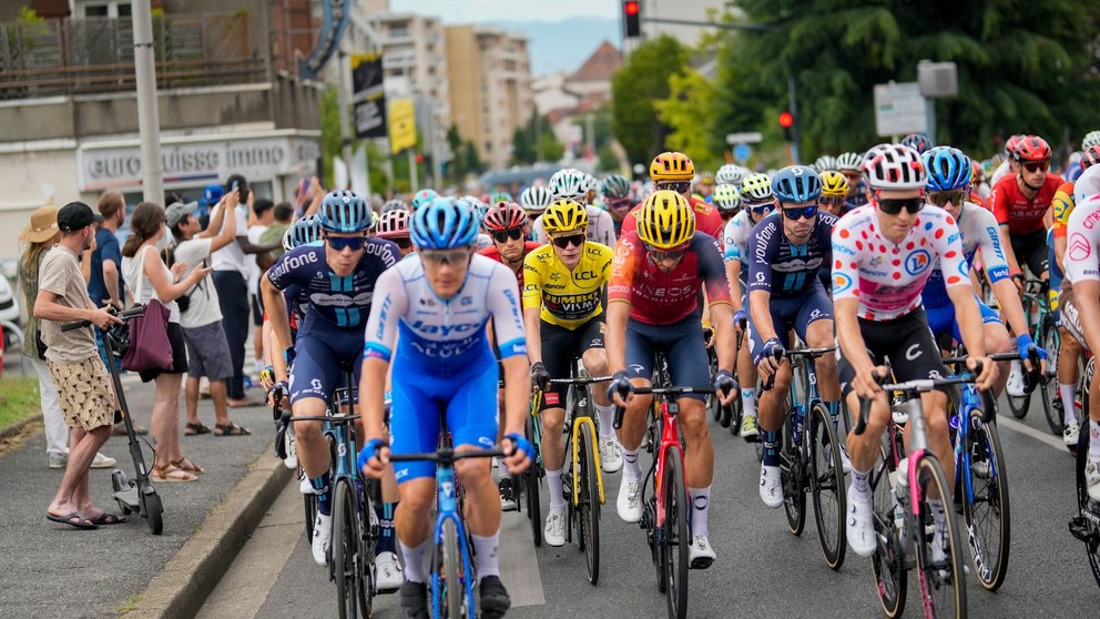 Pohľad na pelotón počas Tour de France 2023. 