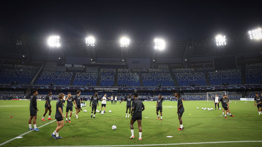 Futbalisti Realu Madrid počas tréningu na štadióne v Neapole.