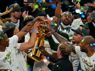 Basketbalisti Milwaukee Bucks s trofejou pre víťaza NBA.