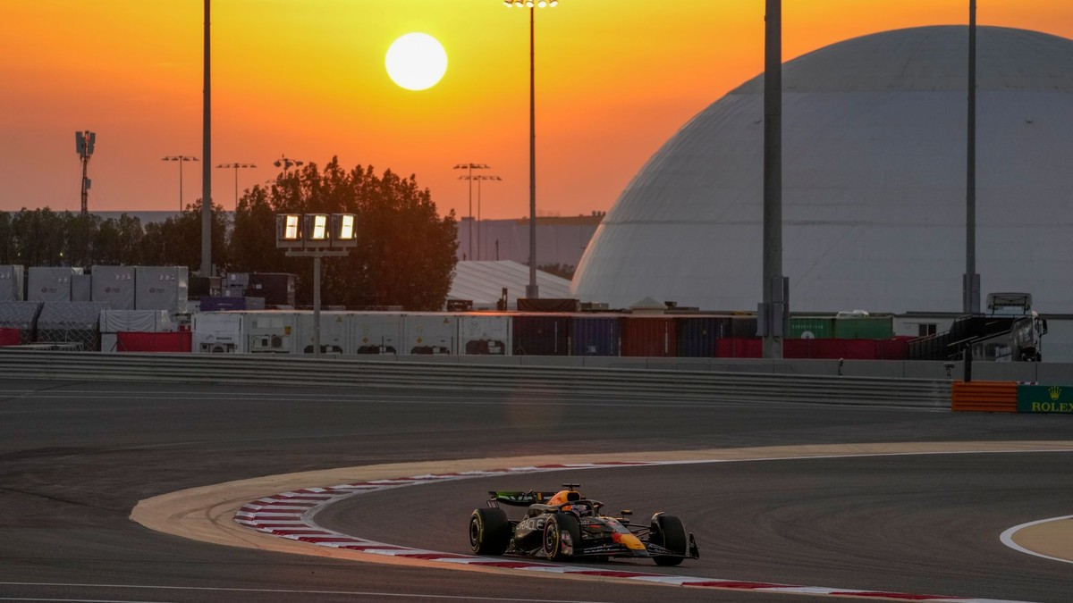 Sezóna F1 štartuje v Bahrajne prvými tréningmi. Športový program na dnes (29. február)