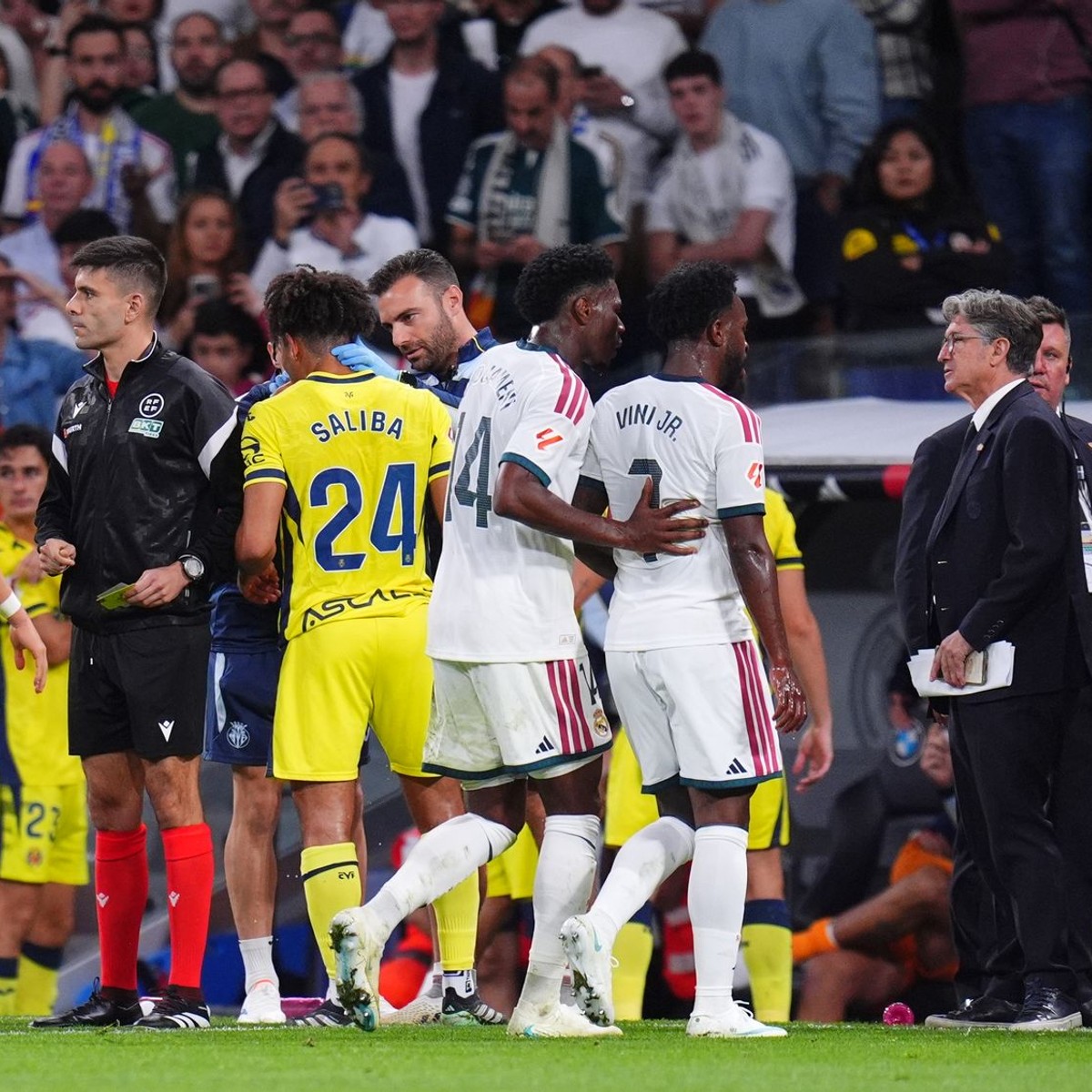 Vinícius Júnior z Realu Madrid opúšťa ihrisko po tom, čo dostal červenú kartu počas zápasu španielskej La Ligy proti Villarrealu v Madride.