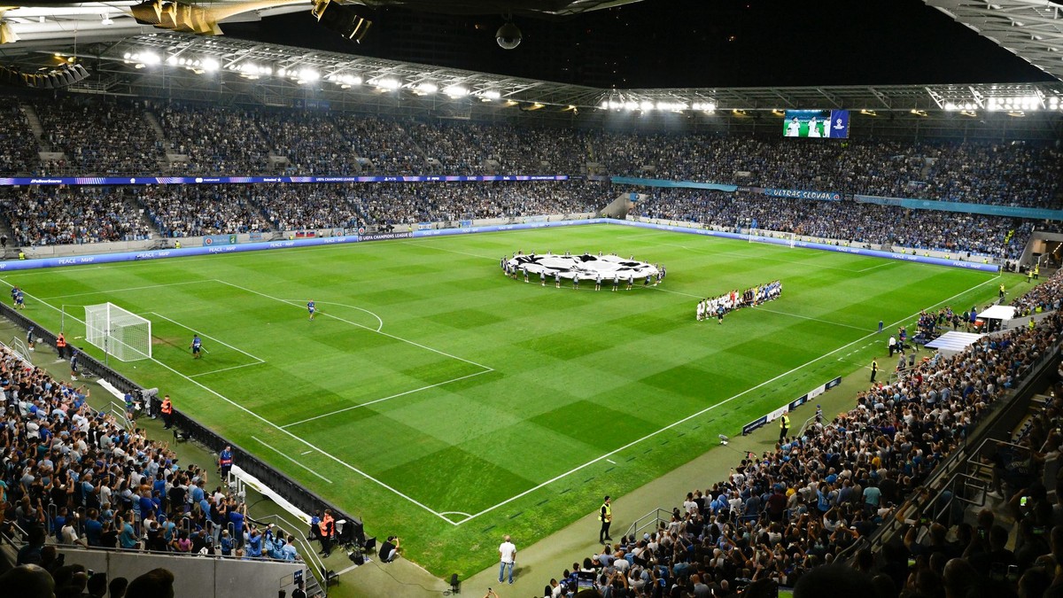 Nástup tímov v zápase ŠK Slovan Bratislava - FC Midtjylland v odvete play-off Ligy majstrov.