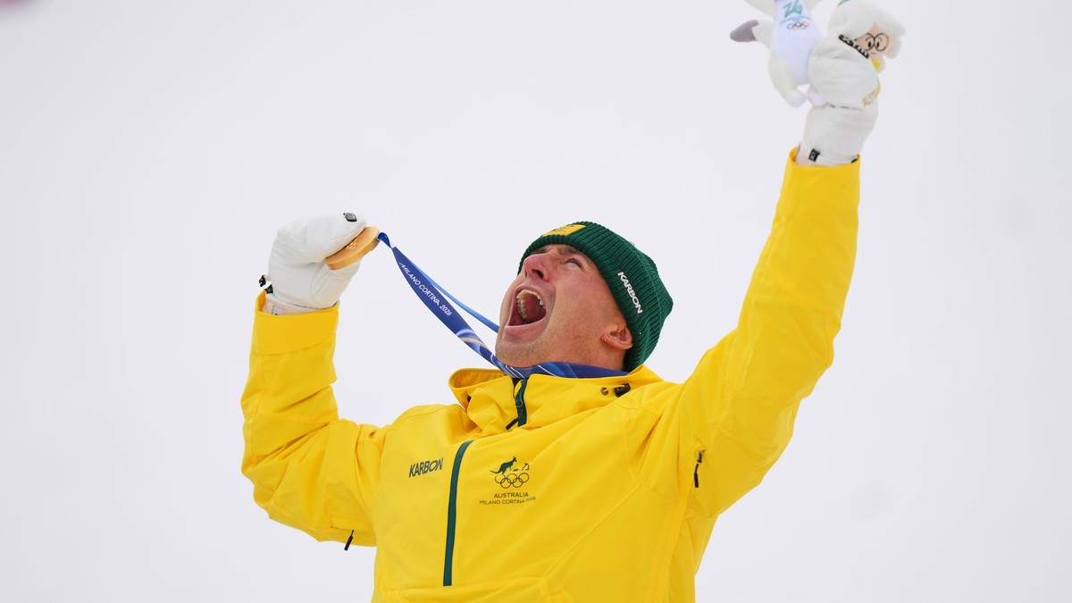 Austrálsky akrobatický lyžiar Cooper Woods sa stal olympijským šampiónom v disciplíne moguls.
