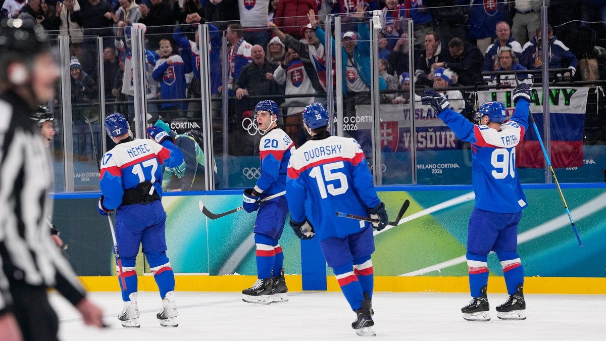 Juraj Slafkovský oslavuje gól so spoluhráčmi na ZOH 2026 v Miláne. 