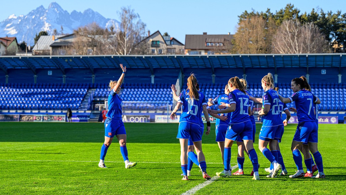 Na snímke slovenské futbalistky sa tešia z gólu.