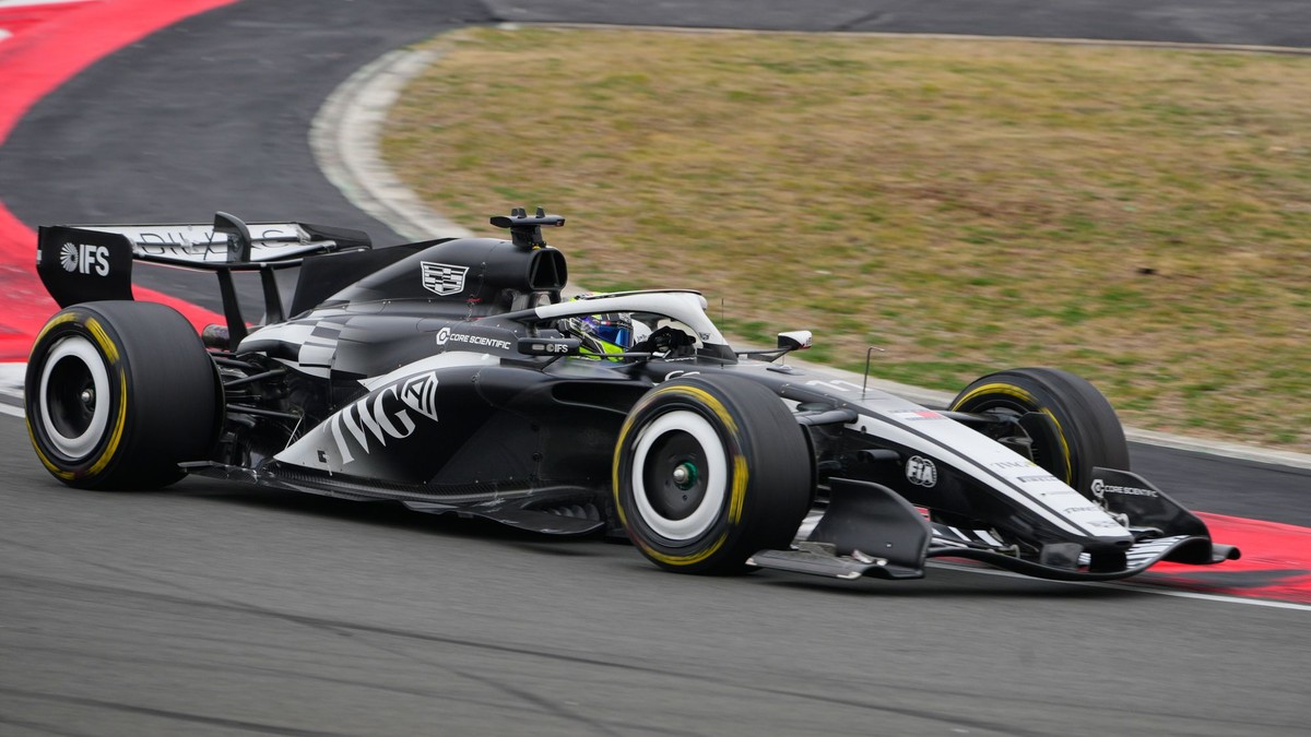 Sergio Perez v monoposte Cadillacu.