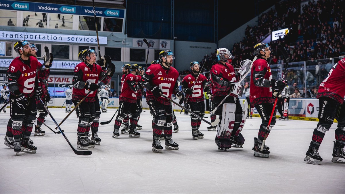 Oslavujúci hráči HC Sparta Praha.