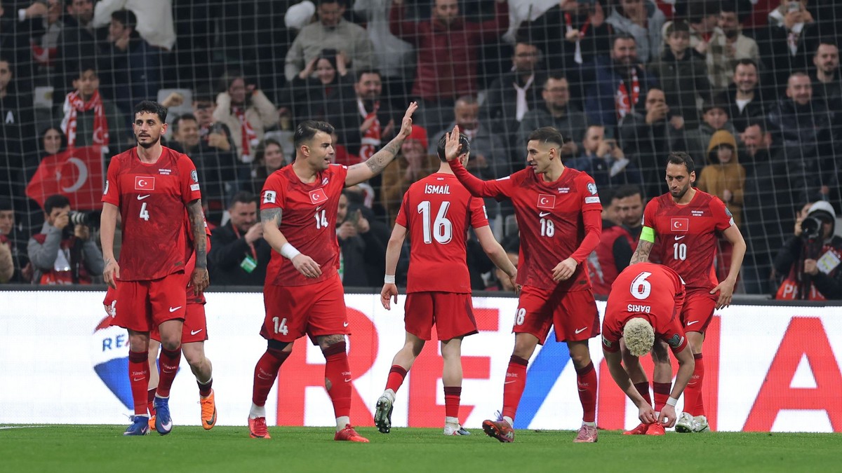 Futbalisti Turecka oslavujú gól.