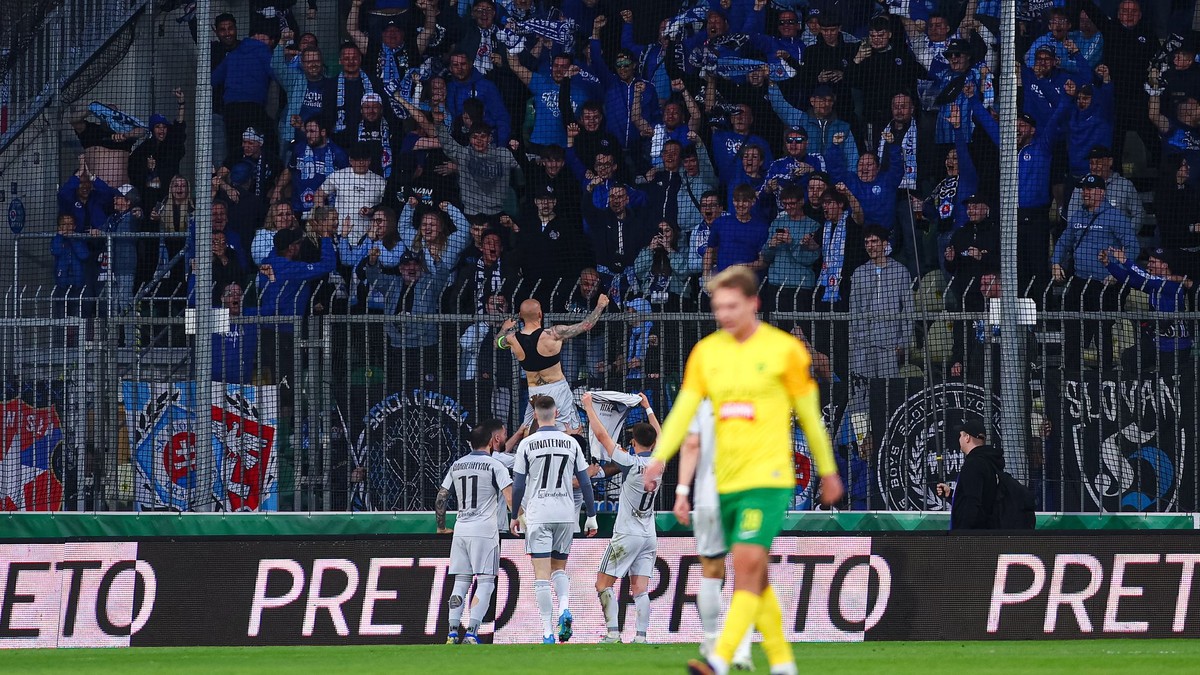 Na snímke hráči a fanúšikovia Slovana Bratislava sa radujú z gólu v zápase 6. kola nadstavbovej časti futbalovej Niké ligy v skupine o titul medzi MŠK Žilina - ŠK Slovan Bratislava.