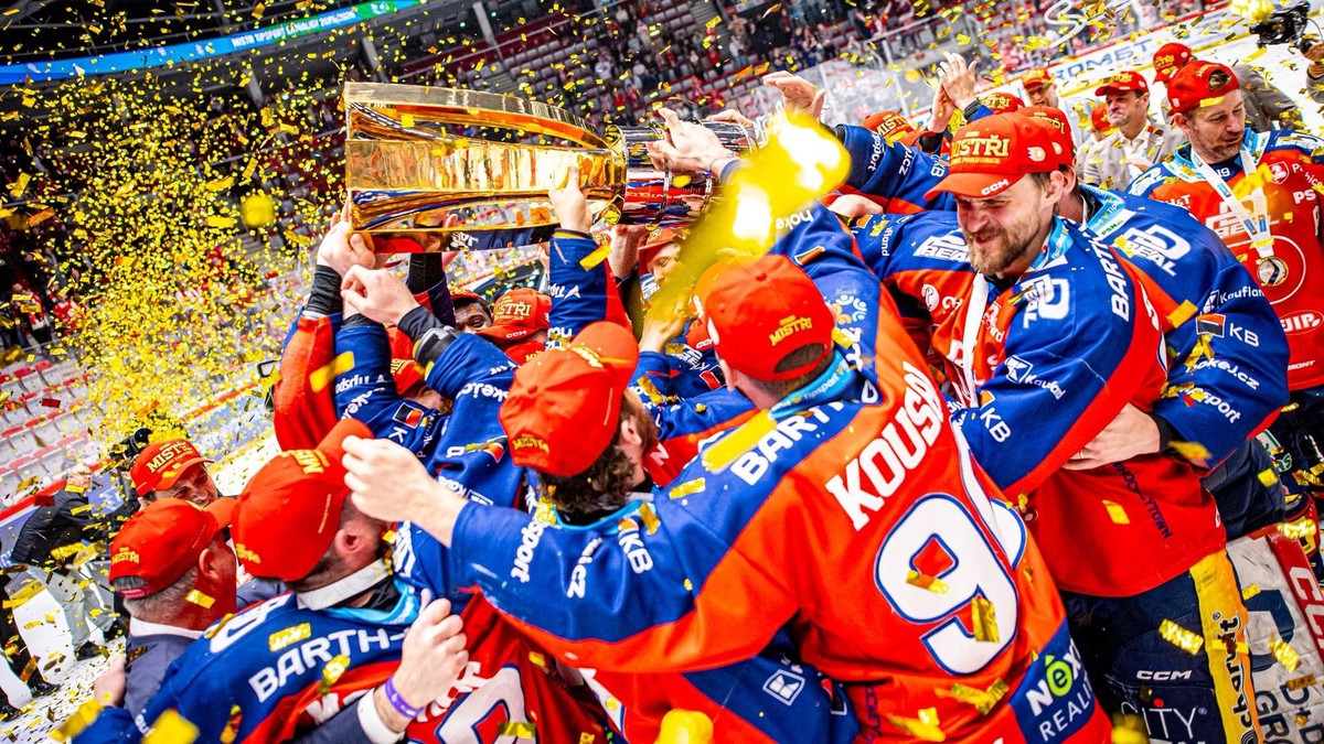 Radosť hokejistov Dynama Pardubice po výhre Masarykovho pohára. 