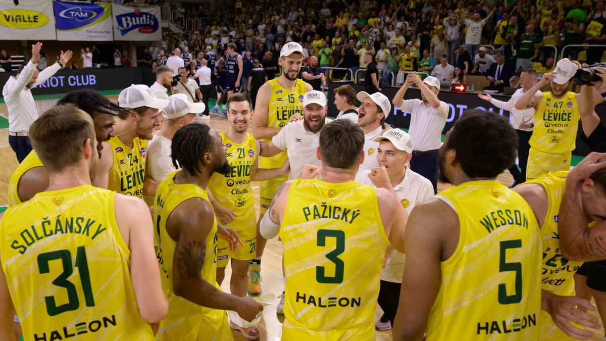 Na snímke piatu sezónu po sebe sa víťazom Tipos Slovenskej basketbalovej ligy (SBL) stali basketbalisti Patriotov Levice.